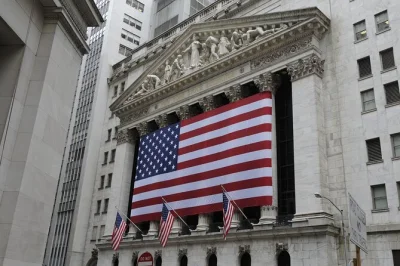 Erkunde manhattans finanzviertel mit einem wall-street-insider, höre echte geschichten zur krise 2008, besichtige nyse & federal hall und beende die tour nahe der federal reserve.
