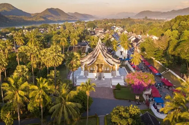 Luang Prabang Privattour: Mönche, Tempel & Kuang Si Wasserfall