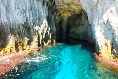 Découvrez ortigia en bateau, explorez ses grottes marines lumineuses et profitez d’une baignade dans une eau cristalline—avec un guide local, accessible et riche en histoires.