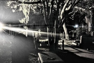 Erlebe die unheimliche atmosphäre von charleston bei einer kleinen geistertour mit adam moore. spannende geschichten, friedhöfe und ein persönliches erlebnis erwarten dich.