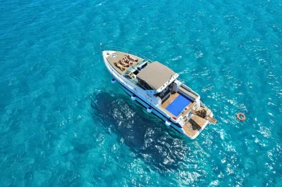 Partez de trapani vers favignana & levanzo, nagez dans des criques secrètes, savourez un déjeuner sicilien à bord et détendez-vous autour d’un apéritif—équipement de snorkeling inclus.