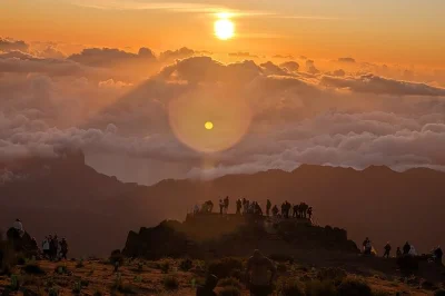 Despierta sobre las nubes en pico do arieiro, disfruta del amanecer, un desayuno casero y un paseo por paradise valley. incluye recogida en hotel en funchal.
