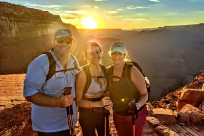 Feel the canyon’s depth on a private south kaibab hike with local guides, fresh trail lunch, and all gear included. pickup from your northern arizona hotel.