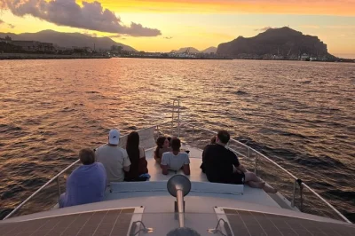 Palermo, balade en bateau au coucher du soleil, apéritif sicilien, snorkeling, ambiance locale détendue, boissons et snacks inclus.