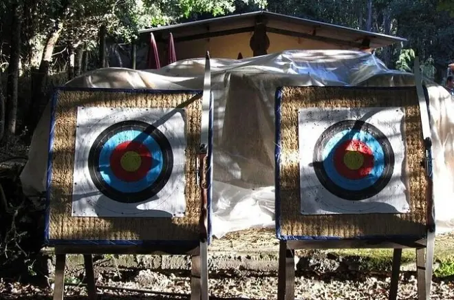 Aula de arco e flecha na Galícia com arco recurvo olímpico para todos