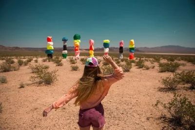 Découvrez l’énergie du désert près de las vegas avec une visite des seven magic mountains et du mythique panneau welcome, billets inclus, avec prise en charge facile.