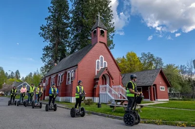 Scopri la bellezza di coeur d’alene scivolando in segway lungo il lago, tra case storiche e la passerella galleggiante più lunga al mondo. gruppi piccoli, foto incluse, guida locale.