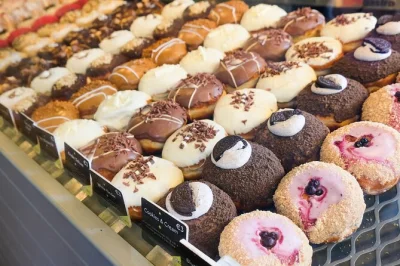 Entdecke dublins beste donuts und spannende geschichten bei einem entspannten stadtrundgang mit verkostungen und lokalem guide. alle donut-stops inklusive.