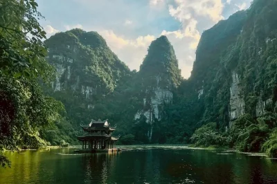 Entfliehe dem trubel von hanoi für einen tag in ninh binh – entdecke die alte hauptstadt hoa lu, gleite mit dem boot durch die höhlen von trang an und erklimme die mua cave mit abholung inklusive.