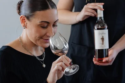 Découvrez les vins rares du hunter valley, savourez un déjeuner 2 plats, et goûtez fromages artisanaux et chocolat lors d’une excursion guidée avec prise en charge et conseils locaux.