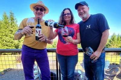 Recorre los viñedos del willamette valley en oregon, prueba vinos locales en tres bodegas con guía experto, disfruta un almuerzo tipo picnic y traslado desde tu hotel.