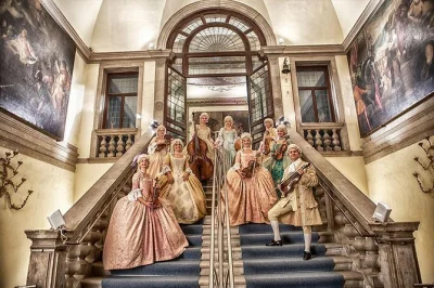 Viva a magia de veneza com um concerto ao vivo do quatro estações de vivaldi, com i musici veneziani vestidos a caráter do século xviii. retire seus ingressos na bilheteria.