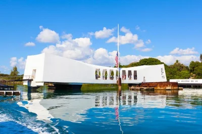 Erlebe pearl harbor mit kleinem guide-team, besteige den ford island kontrollturm, erkunde das schlachtschiff missouri und genieße ein leckeres mittagessen – inklusive abholung und eintritt.