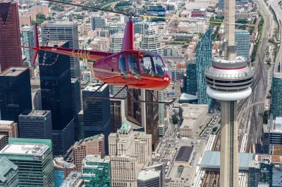 Erlebe den nervenkitzel eines hubschrauberflugs über toronto mit blick auf cn tower, rogers centre und die uferpromenade. inklusive 7-minütigem flug, stadtpanorama und erinnerungsfoto.