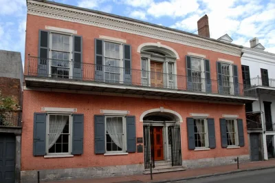Erlebe im hermann-grima house im french quarter von new orleans eine authentische tour über urbane versklavung, originale sklavenunterkünfte und bewegende alltagsgeschichten. kleine gruppen, lokale 