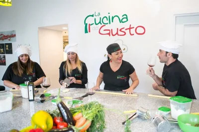 Disfruta el aroma a limón fresco y berenjena en una clase de cocina en sorrento. aprende a hacer pasta casera, prueba vino local y comparte risas en el almuerzo. todo incluido.