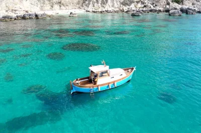 Scopri la costa di cagliari con un tour in barca gozzo, aperitivo sardo, soste per nuotare e racconti di una guida locale. attrezzatura snorkeling e bevande incluse. gruppi piccoli per il massimo comf