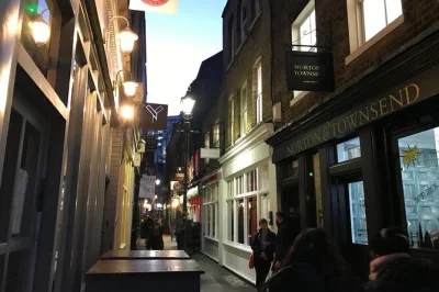 Scopri le storie inquietanti, percorri i vicoli di whitechapel e visita il mercato di spitalfields in questo tour a piedi di jack lo squartatore con gruppo piccolo—radio e cuffie per ogni partecipan