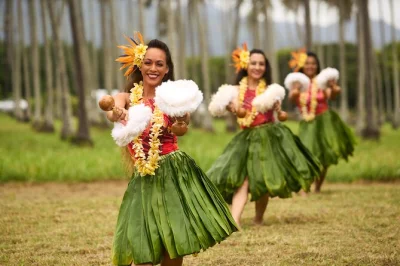 Kauai luau ka hikina: lei-begrüßung, mai tai, traditionelles hawaiianisches buffet, offene bar und mitreißende hula-show erleben.