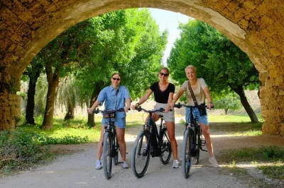 Erlebe rhodos auf einer e-bike-tour durch die altstadt, zur akropolis und zum ippokratous-platz. inklusive profi-fotos, lokalem guide und einem getränk zum abschluss.