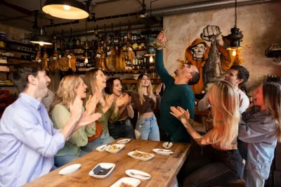Comece sua noite em barcelona com tapas, vinho local servido no porrón e um passeio pelas vielas medievais de el born — inclui comida, bebidas e guia local.