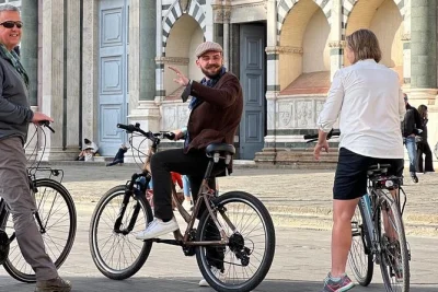 Découvrez florence à vélo, traversez le ponte vecchio, savourez un vrai gelato et écoutez les anecdotes d’un guide local. vélos, casques et audio-guide inclus.