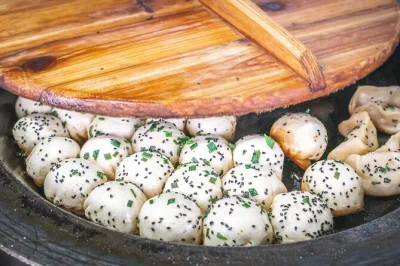 Despierta en la concesión francesa de shanghai con un tour de desayunos callejeros, cafés especiales y relatos locales. grupo pequeño, comida y bebida incluidas.