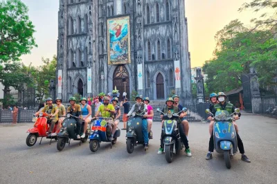 Erlebe hanoi auf einer vespa – durch verwinkelte gassen, kaffee an der train street, die legendäre long bien brücke und street food mit lokalem guide. inkl. abholung, verkostungen & drinks.