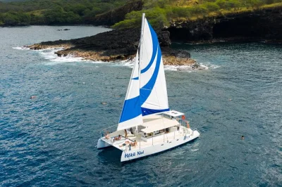 Sinta a brisa de kona enquanto navega até kealakekua bay, faz snorkel perto do monumento captain cook, avista golfinhos e petisca a bordo. equipamento e protetor solar seguro para recifes incluídos.