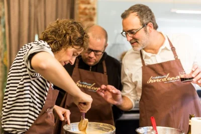 Aula prática em barcelona: aprenda paella, tapas da estação e vinho com chef local. receitas impressas, opções veganas e acessibilidade para cadeirantes.