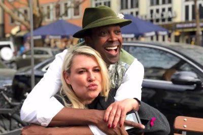 Entdecke münchen bei einer stadtführung mit drittem reich-stätten, mittagessen am viktualienmarkt und spannenden geschichten. geführte tour mit kulinarischem stopp.