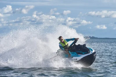 Siente el viento en un tour en jet ski al atardecer en darwin, recorre mindil beach, disfruta las vistas doradas de la ciudad y refrescos con buena música incluidos.