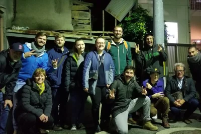 Erlebe osaka bei einer nächtlichen tour durch versteckte gassen, retroviertel und das rotlichtviertel – inklusive streetfood und optionalem izakaya-dinner.