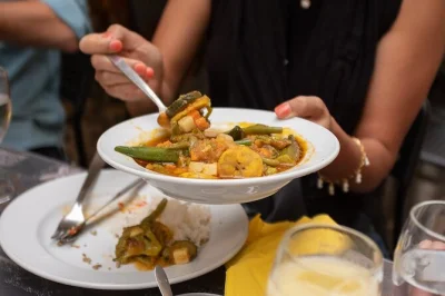 Scopri i quartieri più antichi di lisbona con una guida locale, assaggiando fino a 17 piatti e bevande tipiche portoghesi. soste in locali a conduzione familiare, abbinamenti di vini e menu flessibil