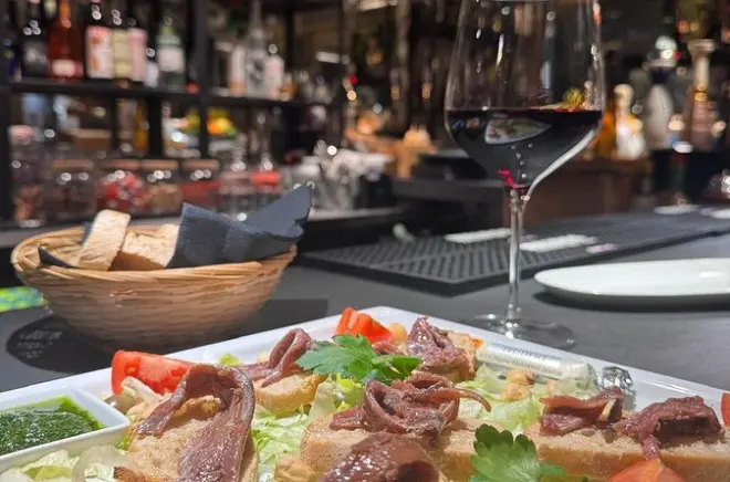 Dégustation de vin, fromage et charcuterie à Sienne