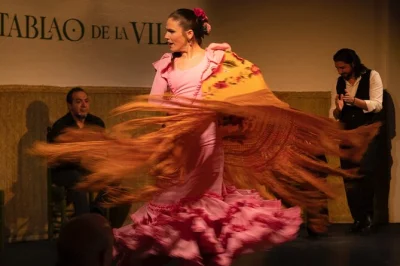 Plongez dans l’ambiance du flamenco au tablao de la villa à madrid, dans une maison du xixe siècle, avec vue rapprochée, dîner en option et une boisson offerte.