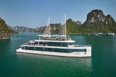Explore halong e lan ha bay no jadesails: caiaque, banho, passeio de barco na caverna e almoço no convés. inclui traslado e guia local.