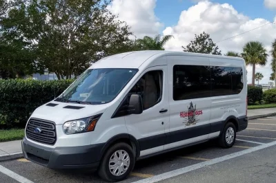 Erlebe amelia islands geschichte mit geschichten von piraten, rebellen und den acht flaggen, die die insel prägten. inklusive wasserflasche & klimatisiertem fahrzeug.