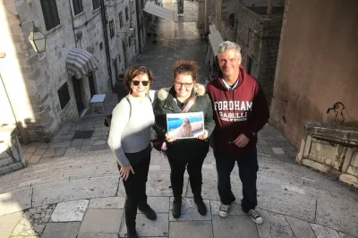 Descubre el casco antiguo de dubrovnik en un tour privado de juego de tronos, guiado por fans y extras de la serie. recorre los lugares de rodaje, escucha anécdotas exclusivas y hazte una foto en la 