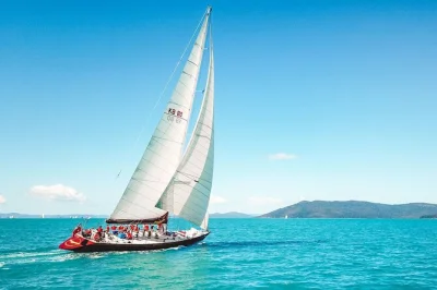 Siente la brisa marina en un viaje en velero por las islas whitsunday—whitehaven beach, snorkel en arrecifes de coral, snacks al atardecer, comidas incluidas y dos noches a bordo. grupo pequeño y t