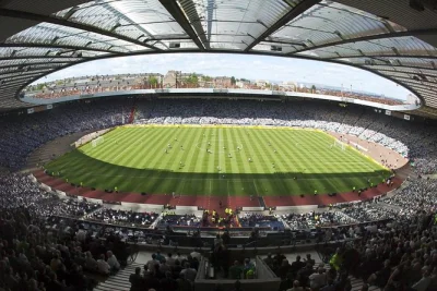 Vive el rugido de hampden, recorre el túnel, prueba tu disparo en la galería hotshots y descubre la historia del fútbol escocés en este tour por el estadio y museo de glasgow.