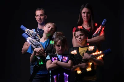 Berlim, maior arena de laser tag, diversão para aniversários, eventos e grupos. equipamento completo, ambiente moderno e acessível para todos.