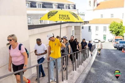 Scopri l’alfama di lisbona con un tour a piedi tra storie locali, viste sul castello di são jorge e il profumo delle sardine alla griglia. include pick-up e guida esperta.