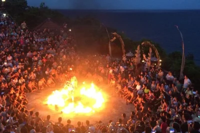 Laissez-vous porter par la brise marine au temple d’uluwatu, assistez à la danse du feu kecak au coucher du soleil, puis savourez un dîner fruits de mer sur la plage de jimbaran. transfert inclus.