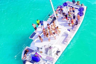 Découvrez punta cana en croisière snorkeling : musique, bar ouvert, fruits frais et baignade dans une piscine naturelle. navette hôtelière et équipe locale incluses pour une journée animée.