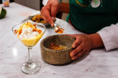 Descubre el mercado san pedro en cusco, prueba frutas locales y aprende a cocinar un menú peruano vibrante con un chef. incluye ingredientes y pisco sour.