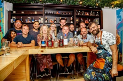 Descubre 8 rones colombianos y chocolates artesanales en cartagena, guiado por locales. incluye bocados salados, risas y relatos—reserva esta experiencia llena de sabor.