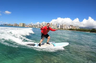 Waikiki surfen lernen mit privaten oder gruppenkursen, inklusive ausrüstung. shuttle-service, freundliche lehrer und entspannter hawaii-style inklusive.