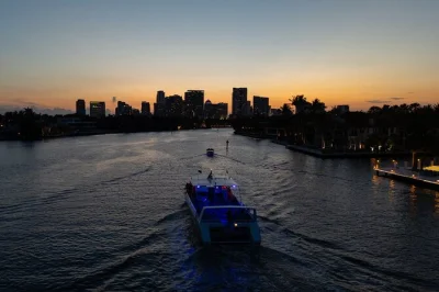 Siente la brisa marina en un crucero al atardecer en fort lauderdale, descubre las casas frente al mar y observa los barcos en port everglades con guía local. entrada incluida.