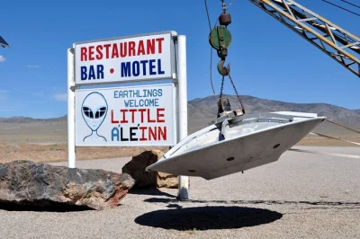 Erlebe die geheimnisvolle wüste nevadas bei einem tagesausflug ab las vegas zur area 51, mit stopps am extraterrestrial highway, little a’le’inn und inklusive hoteltransfer.